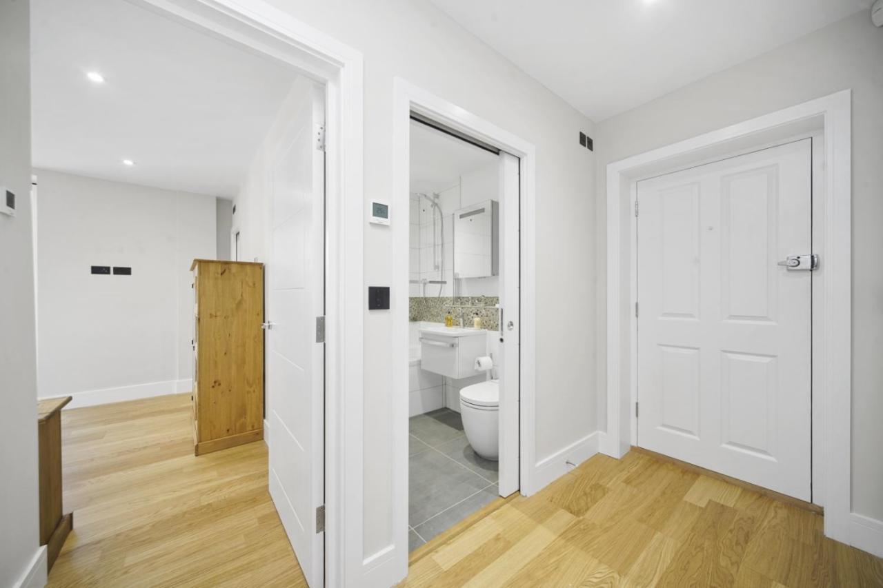 Apartamento Flat 1 Bridge House Staines-upon-Thames Exterior foto