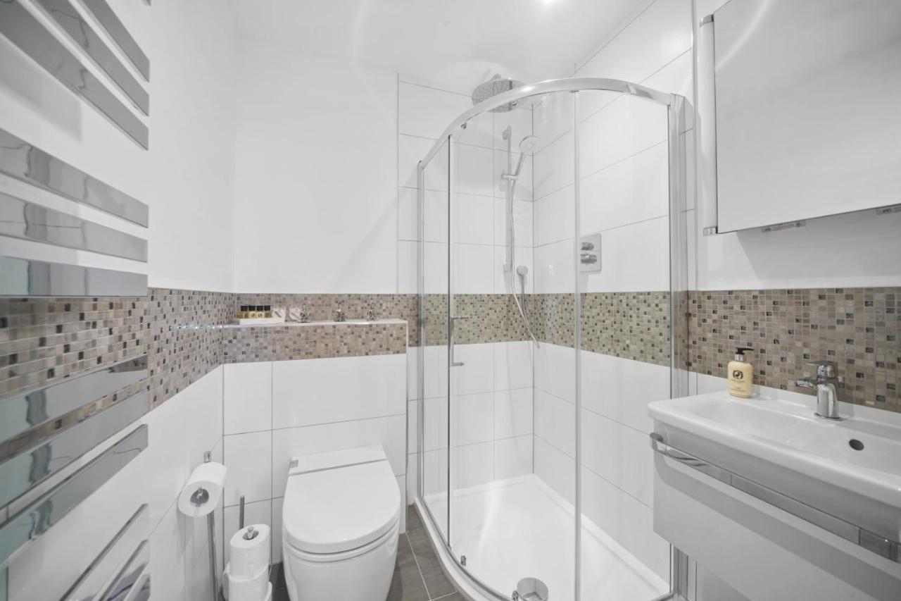 Apartamento Flat 1 Bridge House Staines-upon-Thames Exterior foto