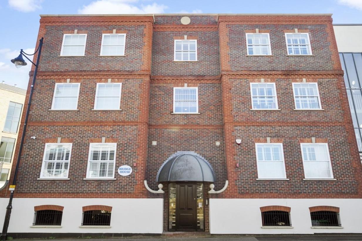 Apartamento Flat 1 Bridge House Staines-upon-Thames Exterior foto